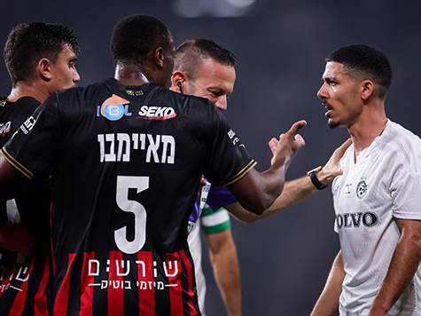 קצת עצבים בין קמארה וג`אבר, אחרי עבירה של האחרון (מאור אלקסלסי)