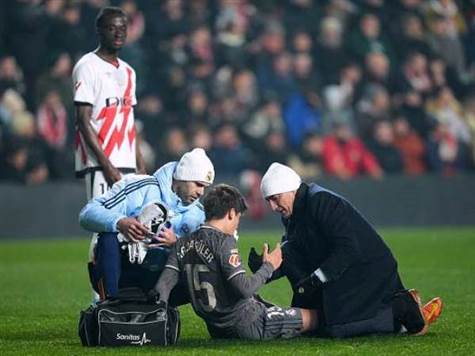 גולר נגח פנימה, אך הדגל הונף והשער נפסל. הטורקי גם נפגע במהלך (GETTY)