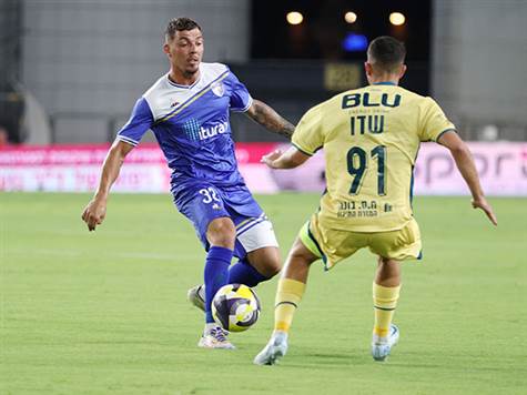 מצב מסוכן לקרית שמונה, אחרי שאוגריסה נגח כדור קרן למסגרת, שם חיכה גד עמוס כדי לעצור את הכדור. המארחים ממשיכים לתקוף (אלן שיבר)