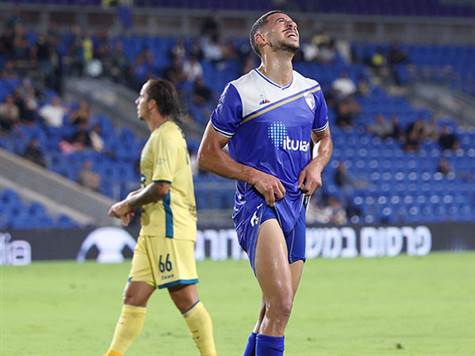 זה כמעט היה שלושער של אבו רומי! הגבהה מצוינת של מרדכי מצאה אותו ברחבה, אבל הוא בעט מהאוויר מעל השער (אלן שיבר)