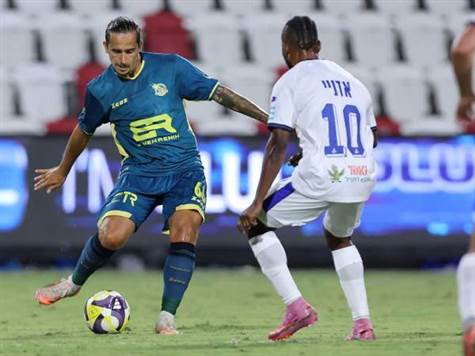 הפועל פ``ת בנתה התקפה יפה, אבל נדב נידם סיים אותה עם בעיטה לידיו של עמוס (מאור אלקסלסי)