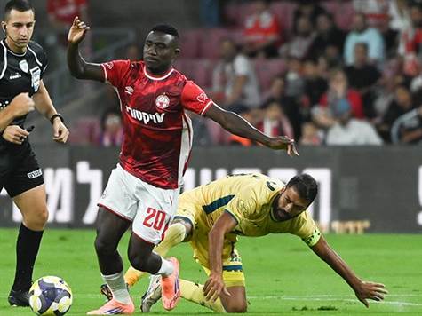 מצב גדול ראשון במשחק יוצא מרגלה של המארחת, כשרוחב של לוי מצא את קנגאווה, ששלח את הכדור מעל המשקוף (ברני ארדוב)