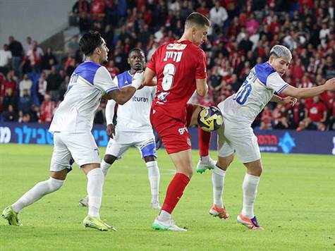 מזל גדול להפועל תל אביב! הגבהה מסוכנת לרחבה מצאה את ראשו של אוגריסה, שנגח החוצה. לחץ כבד על השער של האורחים (אלן שיבר)