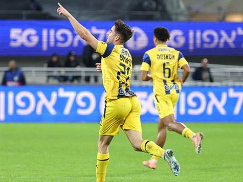 רפיון הגנתי אצל הפועל פ``ת נתן לעידו שחר להיכנס בחופשיות לרחבה. המחליף העביר למגן - שכבש את שער הבכורה שלו בצהוב (אלן שיבר)