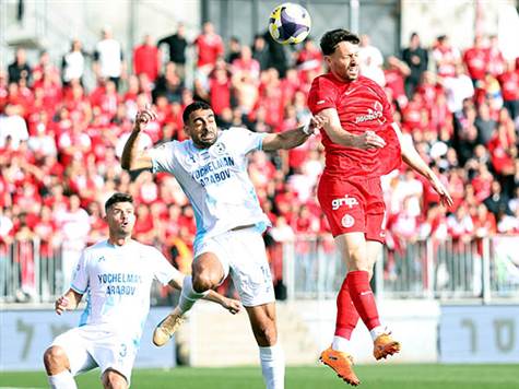 לויזו הרים כדור טוב לעבר אלטמן שנפל ברחבה וטען לעבירה של אונגר, אך לא היה שום דבר (אלן שיבר)