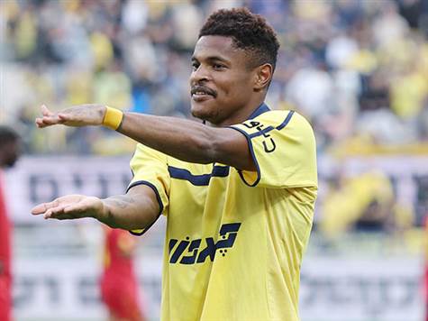 סהיטי הוסיף בישול, בעוד מהלך קבוצתי נהדר של מכבי ת``א. הפעם פרץ דילג מעל הכדור ואיפשר לוארלה לסובב לפינה הרחוקה (אלן שיבר)