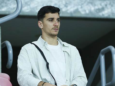 דן ביטון צופה בקבוצתו מהיציע (דני מרון)