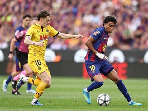 ימאל רוקד על הדשא (GETTY)