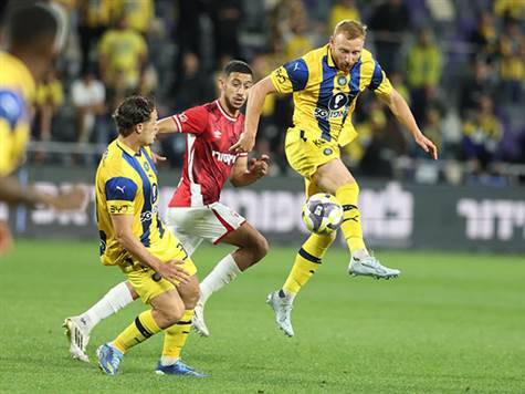 דקות ראשונות די רגועות בבלומפילד. עכשיו מכבי ת``א זו ששולטת יותר בכדור (אלן שיבר)