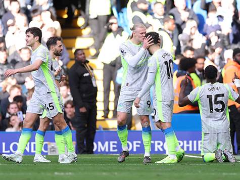 <p>נתחיל מסיטי, שלא שיחקה יותר מדי בפרמייר ליג לאחרונה, אבל שלושת המשחקים האחרונים שלה, מול שלוש קבוצות מהטופ 6 באנגליה הסתיימו בניצחונות מוחצים, כולל ה-0:2 על אותה ארסנל בגמר גביע הליגה. הקבוצות של פפ מתניעות בעיקר בשלב הזה של העונה וזה לחלוטין יכול להסתיים באליפות</p><p>(Photo by Ryan Pierse/Getty Images)</p>