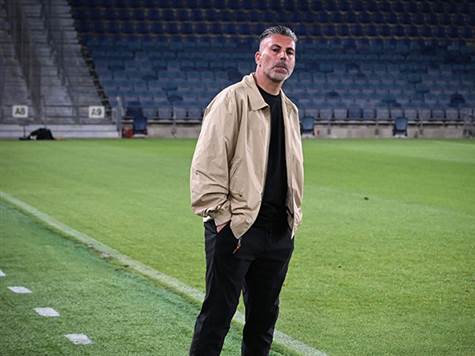 ליאור זדה, הערב בפעם הראשונה כמאמן ראשי של הפועל ירושלים - אחרי שהחליף השבוע את זיו אריה (צילום: ברני ארדוב)