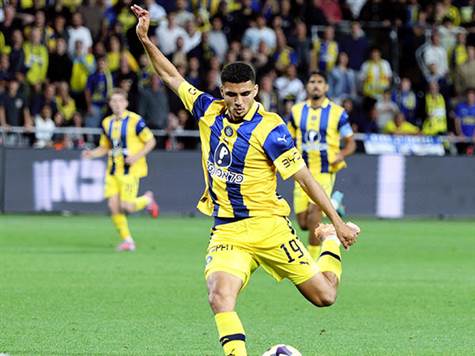 מדמון בעט מרחוק בצד השני, אך גבוה מדי. (אלן שיבר)