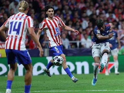 איזו בעיטה של מדואקה! שחקנה של ארסנל חתך למרכז ואחרי כמה צעדים שלח בעיטה סמוך לעמוד (GETTY)