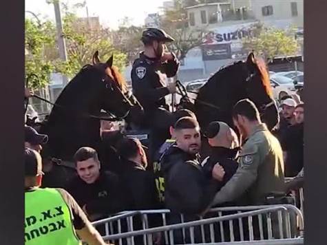 פחות משעה למשחק בבלומפילד: צפיפות אדירה בכניסת אוהדי בית``ר ליציעים