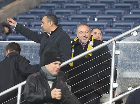 ותראו מי בא לבקר. ליברמן (אלן שיבר)