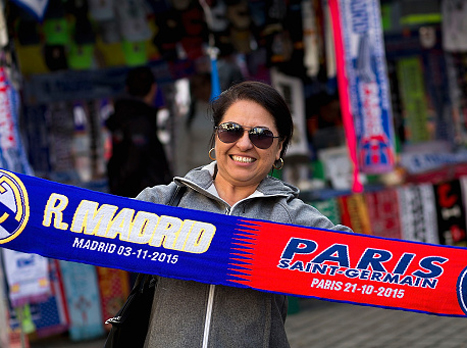 הנה אוהדת שכבר מוכנה לשריקת הפתיחה (getty)