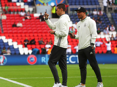 מספר שינויים בהרכב גרמניה למשחק, ביניהם דראקסלר, שאיבד את מקומו לגצה. הובדס על הספסל, קימיך יפתח כמגן ומי שמקבל את הצ`אנס בחוד הוא מריו גומז, שמגיע אחרי עונה נהדרת בבשיקטאש עם אליפות ו-26 שערים