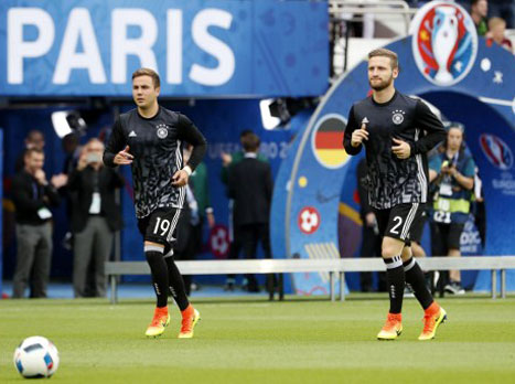 השחקנים עלו לחימום. חצי שעה לפתיחה בפארק דה פראנס