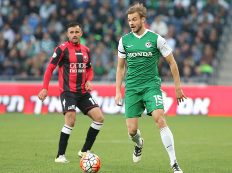 מכבי חיפה שולחת את כל הכלים ההתקפיים בניסיון להשוות, בינתיים ללא הצלחה (יוסי שקל)