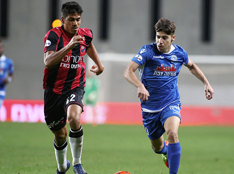 סולומון מול פרץ. דקות הכרעה במושבה (צילום: אלן שיבר)