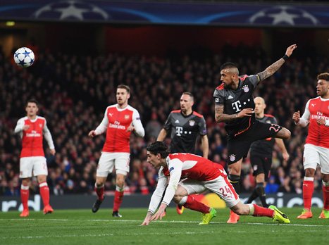 רובן משאיר לראפיניה, שמגביה ומוצא את וידאל, אבל הנגיחה נעצרת על ידי אוספינה. הצ`יליאני גם עושה עבירה (צילום: Getty)