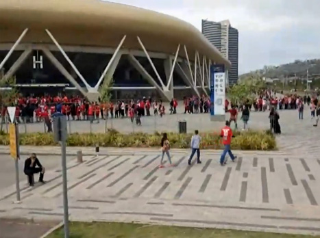 עשרות מאוהדי הפועל עדיין תקועים מחוץ לאיצטדיון ומחכים להיכנס