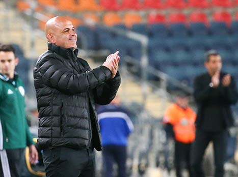 יוסי אבוקסיס. הקבוצה שלו כבר הייתה עלולה להיות בפיגור מוקדם (צילום: דני מרון)