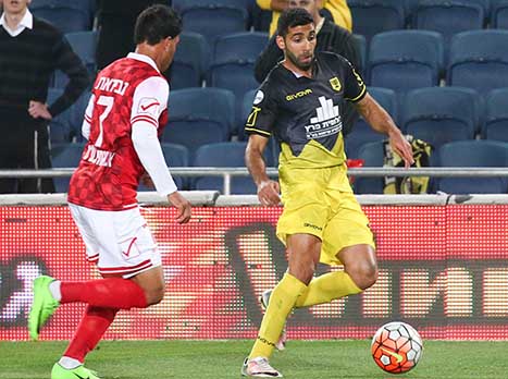 דווקא אחרי יכולת טובה מול מכבי חיפה ומכבי ת``א, חן עזרא לא מספיק מורגש הערב (צילום: דני מרון)