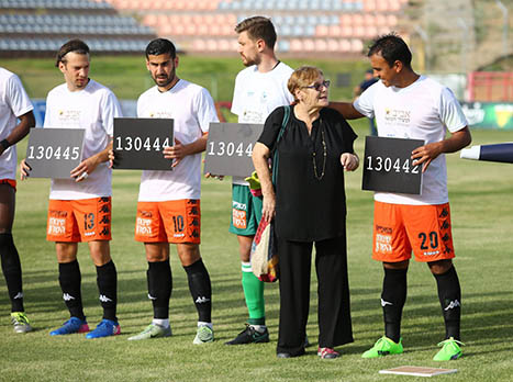 נותנים יד לניצולי השואה (לירון מולדובן)