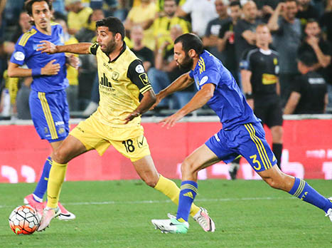 עזרא מקדים את שפונגין. האם בית``ר תשיג את השיוויון? (צילום: דני מרון)