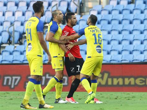 העימות שפתח את המשחק. בן חיים ואבוחצירה (אלן שיבר)