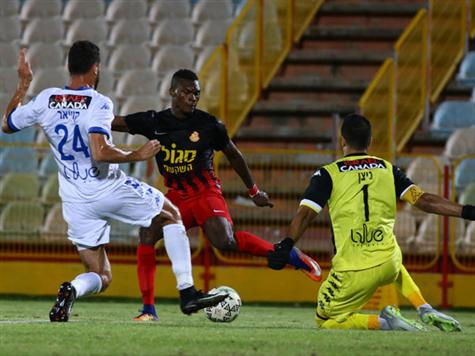 מהלך קבוצתי מצוין של אשדוד, בסיומו קינדה מצא את אלקה ברחבה, אבל החלוץ לא הצליח למצוא חבר ברחבה