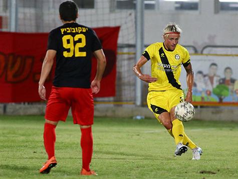 עיקר המשחק מתנהל במרכז השדה וללא מצבים ממשיים ליד השער (צילום: לירון מולדובן)