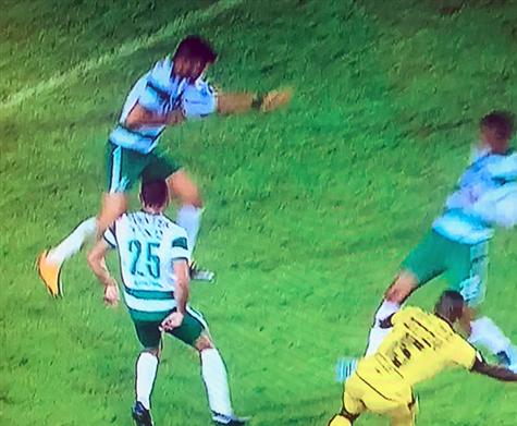 <STRONG>למי שצריך הוכחה נוספת</STRONG>: הנה התמונה שלא מותירה מקום לספק. הכדור לא פגע בידו של גרשון