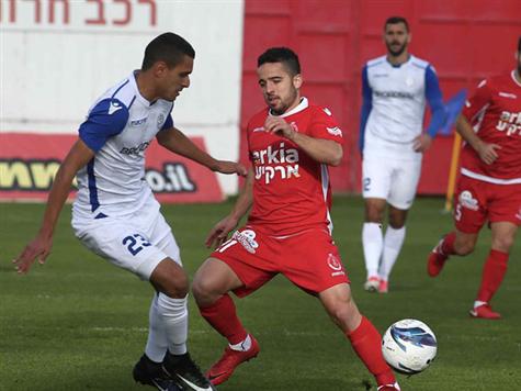 הרשקוביץ קיבל כדור מברשצקי ובעט מעשרה מטרים לידיים של גורליק (אלן שיבר)
