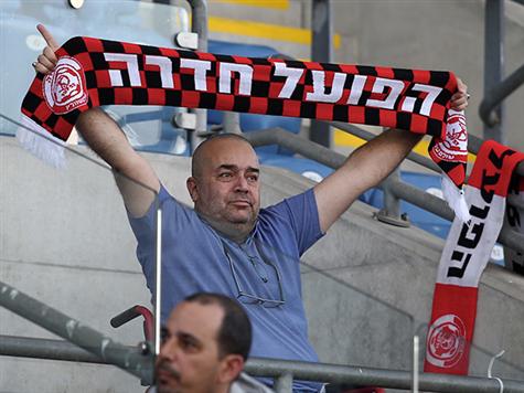 5,300 צופים הגיעו הערב למושבה ועדיין מחכים לראות כדור ברשת (צילום: אלן שיבר)