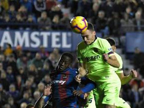 המגרש בוולנסיה לא האיר פנים לברצלונה בעונה שעברה (JOSE JORDAN, Getty)