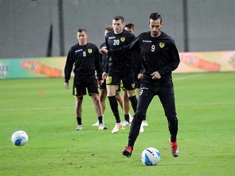 השחקנים התחילו להתחמם. יהיה פה משחק מעניין באצטדיון בנתניה. (אודי ציטיאט)