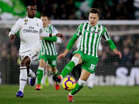 סרחיו קנאלס ממשיך את המומנטום האישי שלו מסוף המחצית הראשונה. הפעם הוא מצא את המסגרת, אבל קיילור נבאס קלט. (getty, Erwin Spek Soccrates Images)