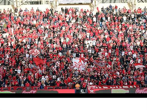 הקהל האדום הגיע בהמוניו למושבה ולא מפסיק לעודד את קבוצתו לרגע