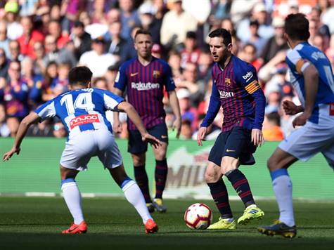 חצי שעה עברה. ההגנה של אספניול עושה עבודה מעולה בעצירת מסי (GETTY)
