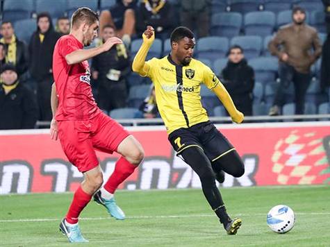 הצרפתי של בית``ר יוצא בצליעה מהמגרש