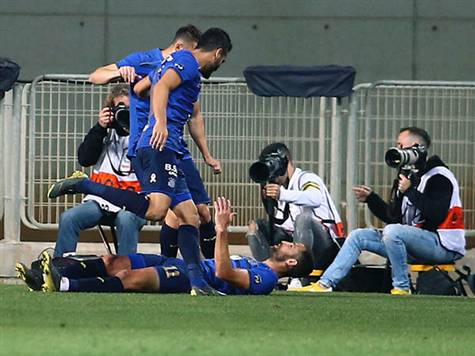 מכבי ת``א ממשיכה לחגוג (צילום: אלן שיבר)