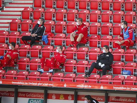 בספסל של באיירן שומרים על מרחק זה מזה. (GETTY)