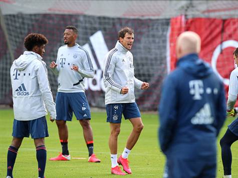 מנגד, מגיעה באיירן מינכן להשלים את המלאכה וכאמור להגדיל את הפער מיריבתה היום לשבע נקודות. הבווארים גם לא התרגשו מהפגרה המאולצת הארוכה וניצחו את שני המשחקים האחרונים. בזה האחרון כבשו הבווארים חמישיה לרשת של איינרכט פרנקפורט. בעוד במפגש הקודם עם דורטמונד באיירן ניצחה 0:4, הקבוצה של האנזי פליק מגיעה עם בטחון גבוה לניצחון גם היום.