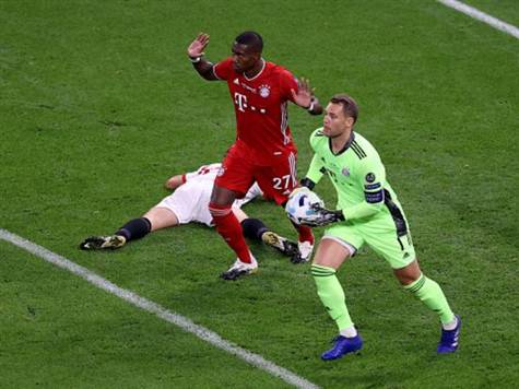 <STRONG>פנדל לסביליה! </STRONG>אלאבה דחף את ראקיטיץ` ברחבה. (GETTY)