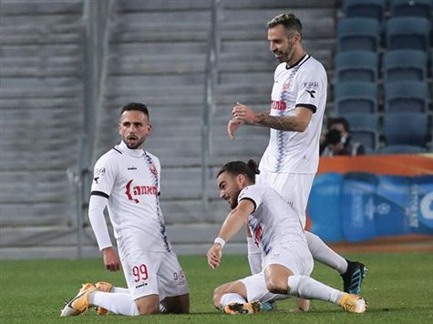 האורחת ביתרון! אראל שלח כדור מצוין לשטיין, זהבי לא הצליח להגיע והחלוץ שנותר לבד מול ניצן מצא את הרשת (דני מרון)