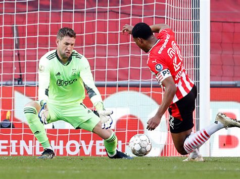 דומפריס נותר לבדו מול סטקלנבורג, אך המגן לא נצליח להכניע את השוער הוותיק. (GETTY)