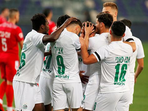 <STRONG>פתיחה קטלנית של הירוקים</STRONG>. אזולאי איבד כדור במחצית המגרש שלו, עומר אצילי הגביה כדור גדול לרחבה ושרי התגנב מאחור ונגח לפינה של שטקוס (אלן שיבר)