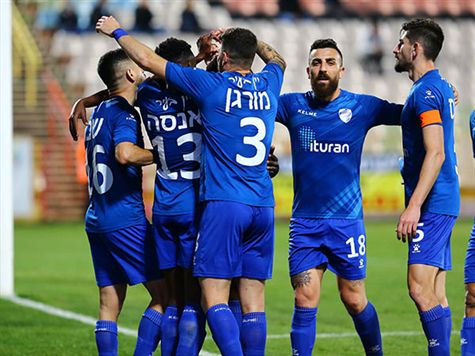 בישול מצוין של לוסיו מריניאו, שהיה עם הגב אל השער רחוק מהרחבה ונתן מסירת צ`יפ קטנה לשכר, שהיה פנוי ורץ קדימה כדי למצוא לעצמו עמדת בעיטה נוחה. (לירון מולדובן)